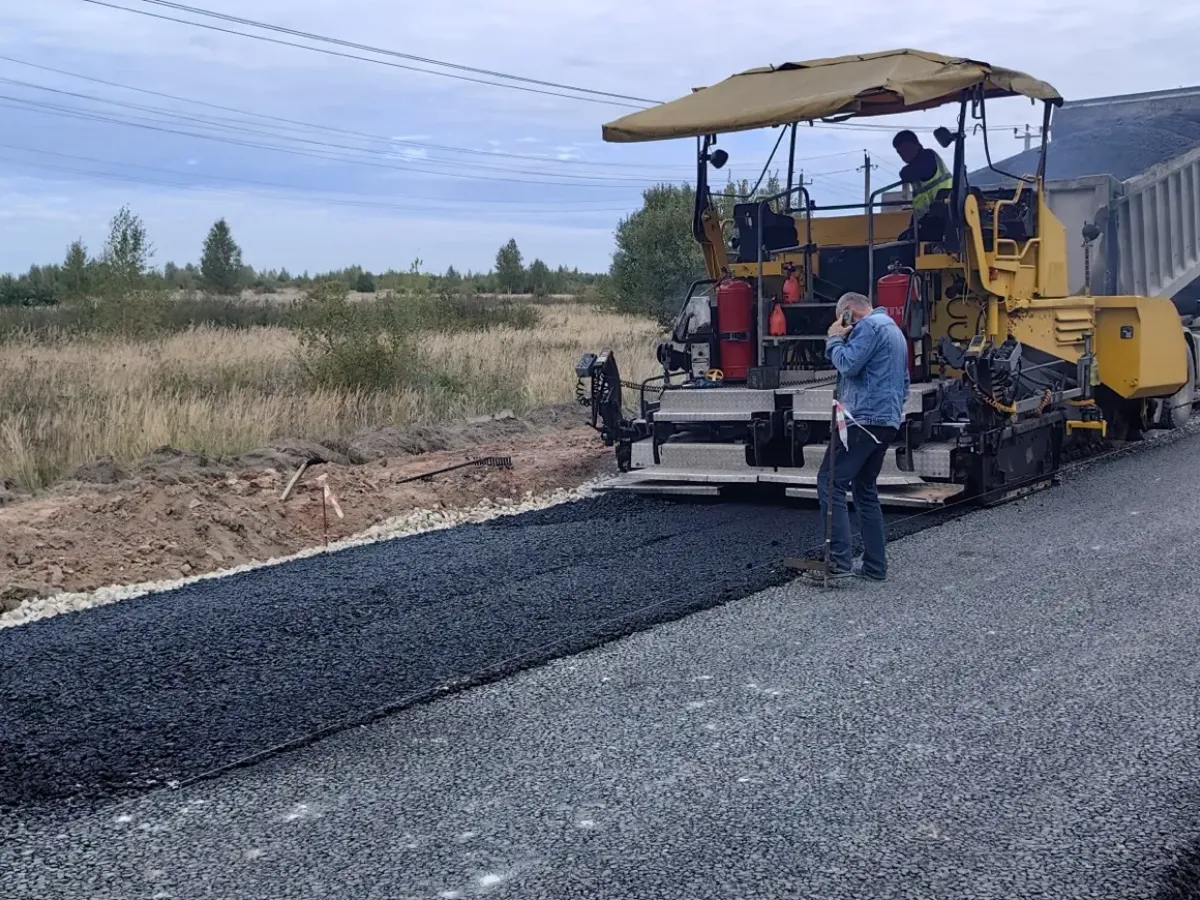 В селе Совхоз им. Ленина продолжается ремонт важной дороги
