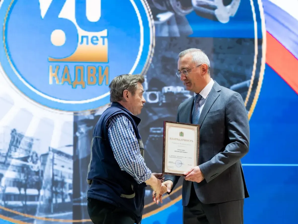 Шапша вручил коллективу «КАДВИ» Орден Почета к 60-летию завода
