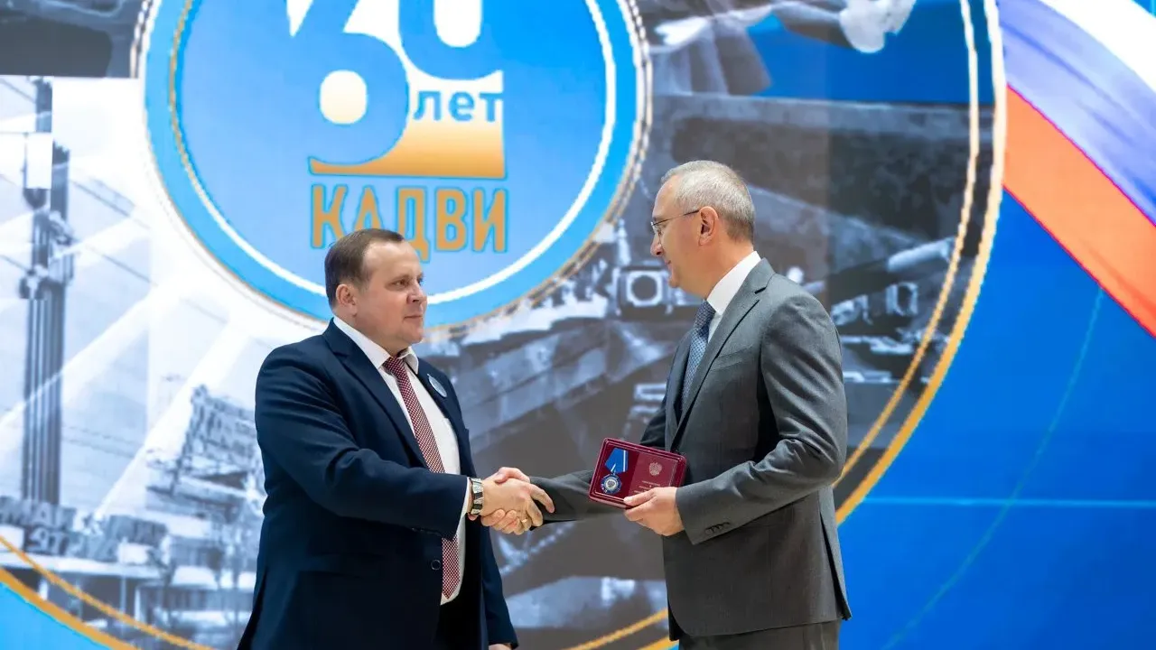 Шапша вручил коллективу «КАДВИ» Орден Почета к 60-летию завода