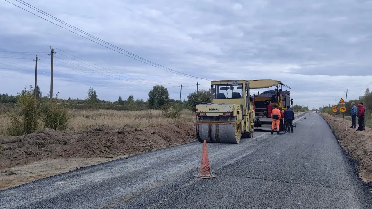 В селе Совхоз им. Ленина продолжается ремонт важной дороги — Калуга Сейчас