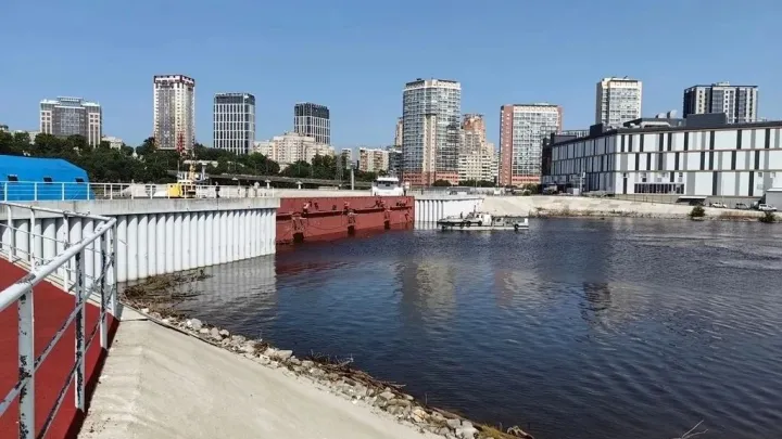 В Хабаровске прошли испытания понтона-батопорта на фоне паводковой ситуации — Хабаровск Сейчас