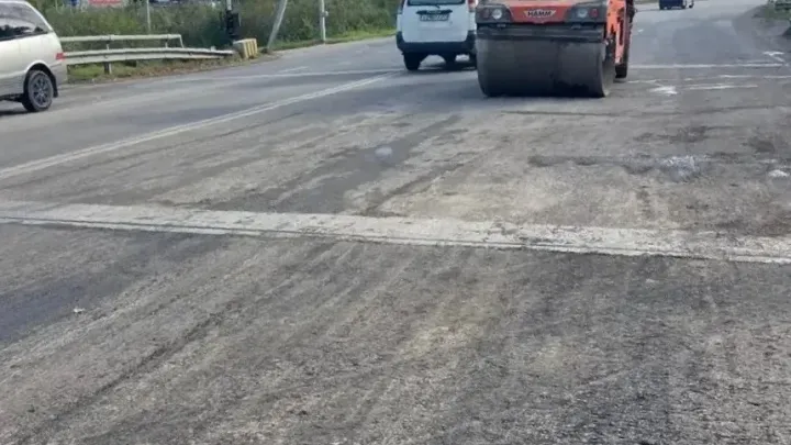 На Восточном шоссе в Хабаровске уложили новый асфальт после ремонта моста — Хабаровск Сейчас