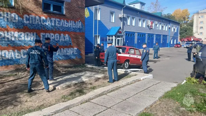 У пожарной части в Комсомольске-на-Амуре появился новый экспонат ретро-техники — Хабаровск Сейчас