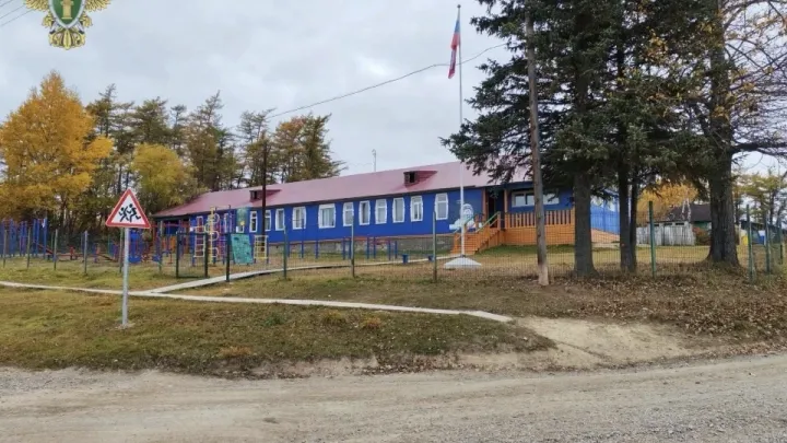 После проверки прокуратуры у школы в селе Тугур установили дорожные знаки — Хабаровск Сейчас