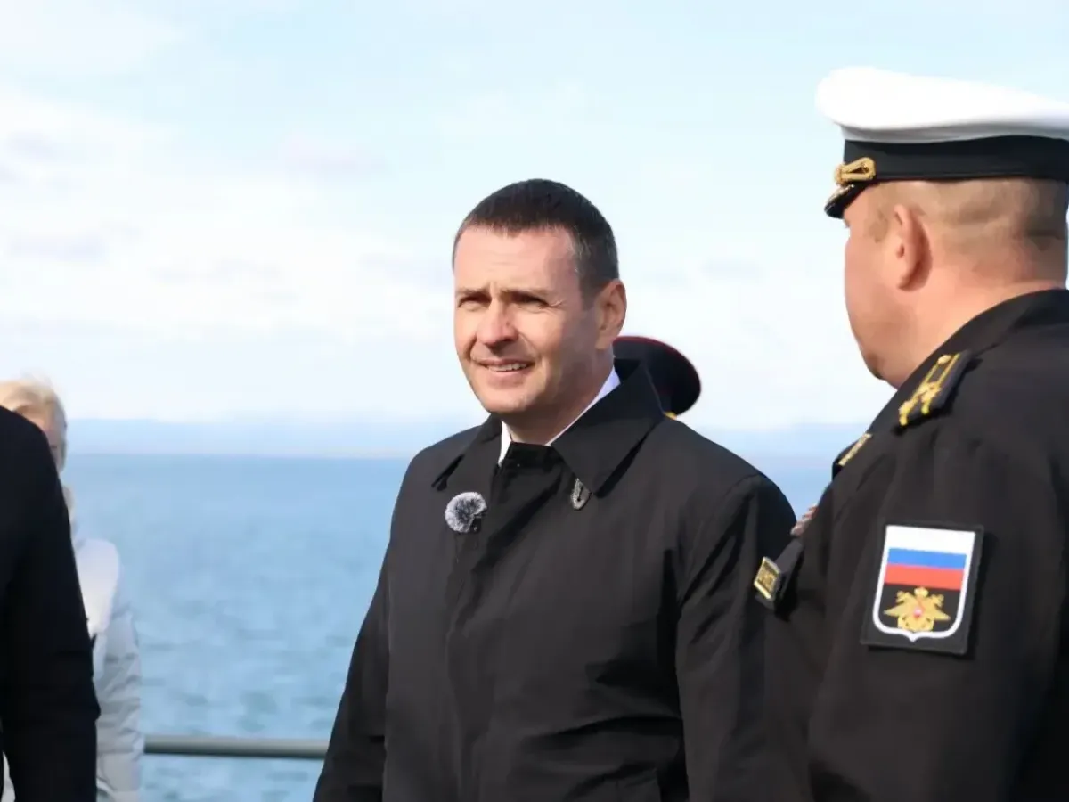 Губернатор Хабаровского края поднялся на борт БДК «Ослябя» в Охотске