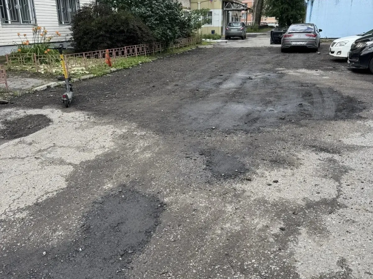 Дорогу возле медколледжа имени Макарова в Хабаровске отсыпали асфальтовой крошкой