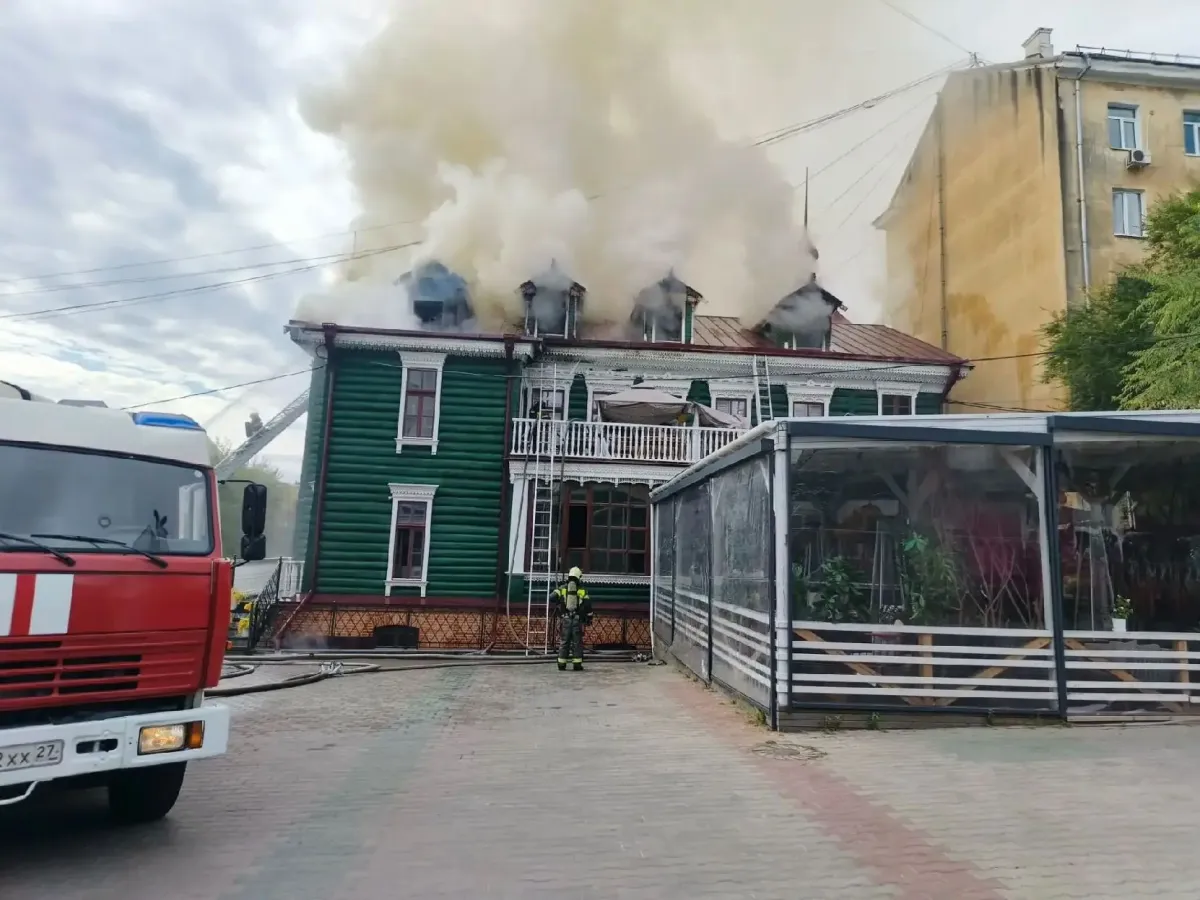 В Хабаровске на улице Калинина тушат пожар в здании