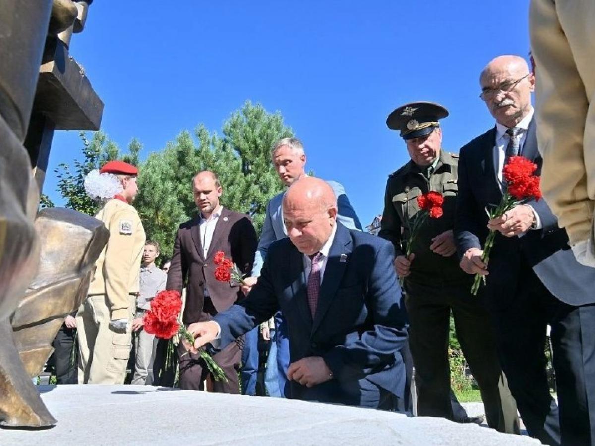 В Хабаровске открыли памятник труженикам тыла рядом с площадью «Город воинской славы»