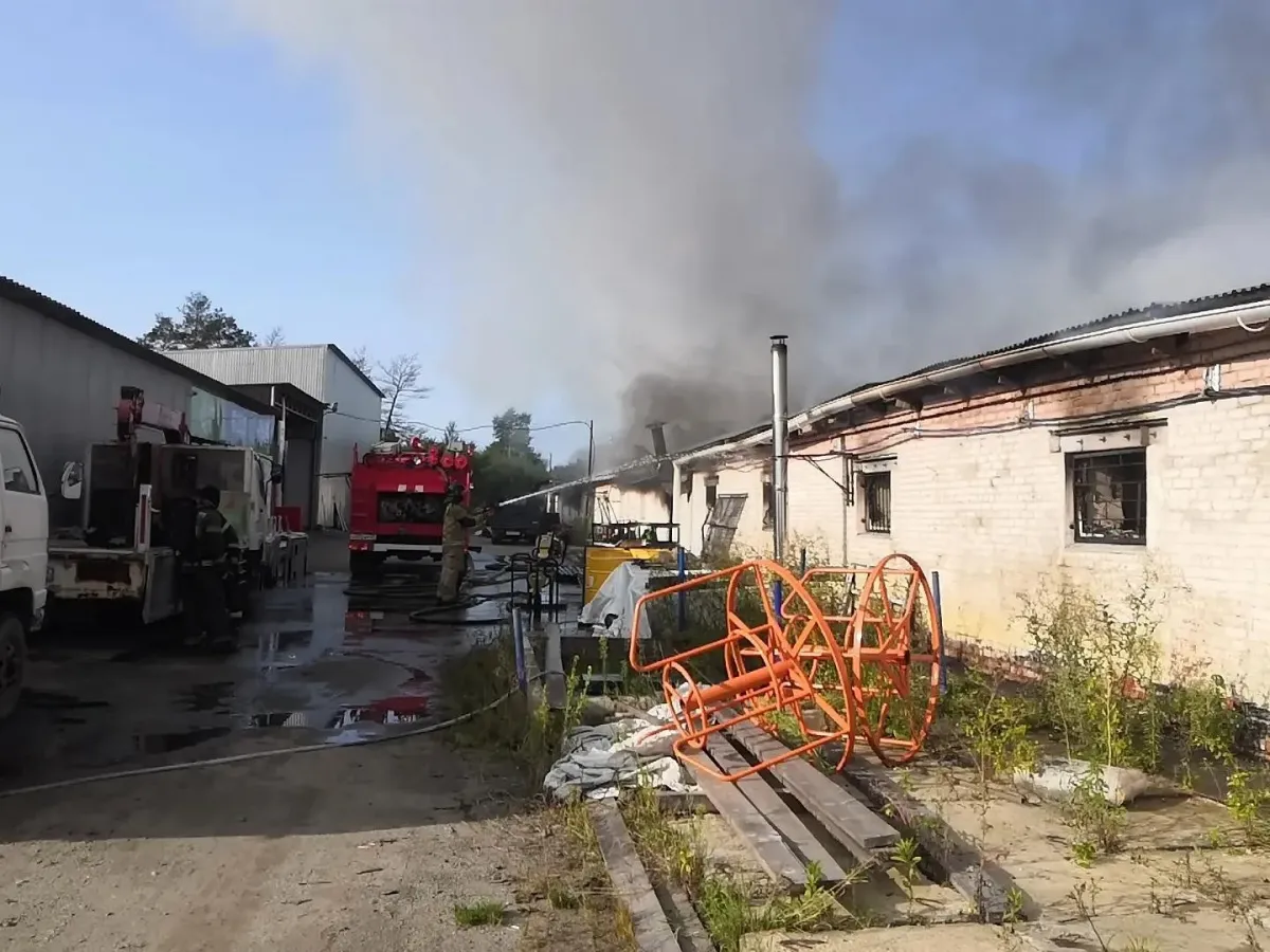 Пожарные тушат возгорание в цехе по металлообработке в селе Ильинка