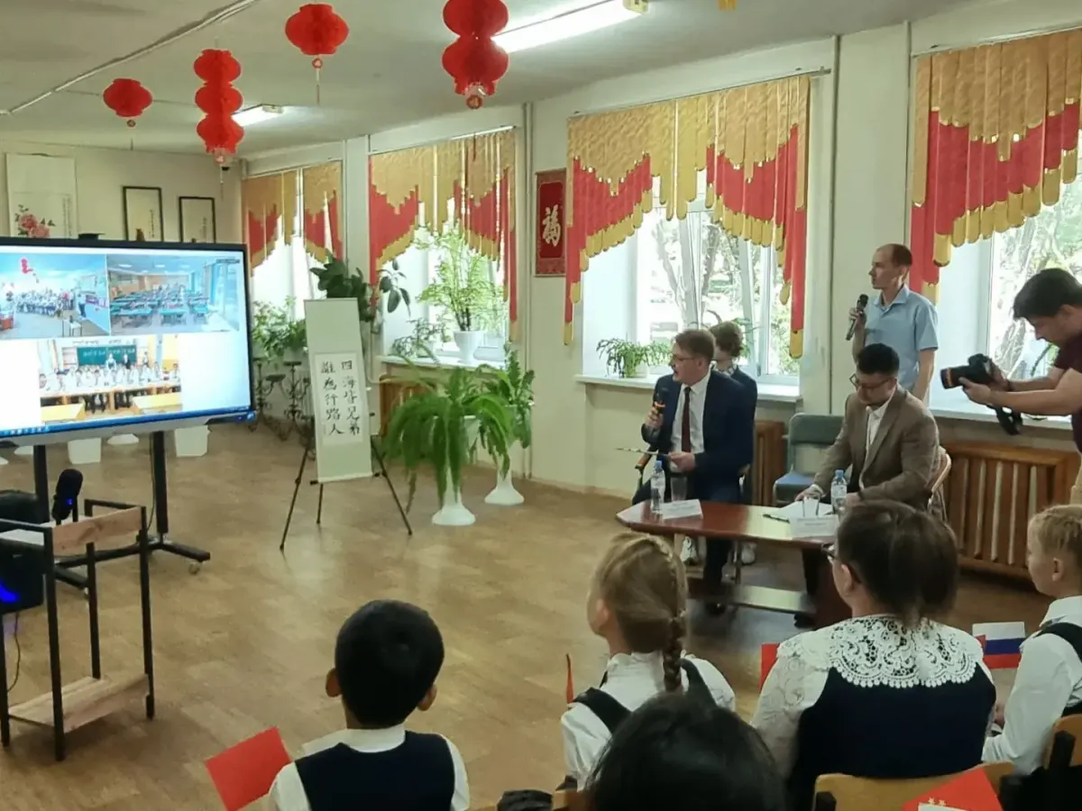 Ученики гимназии № 4 Хабаровска поучаствовали в телемосте со школьниками из КНР