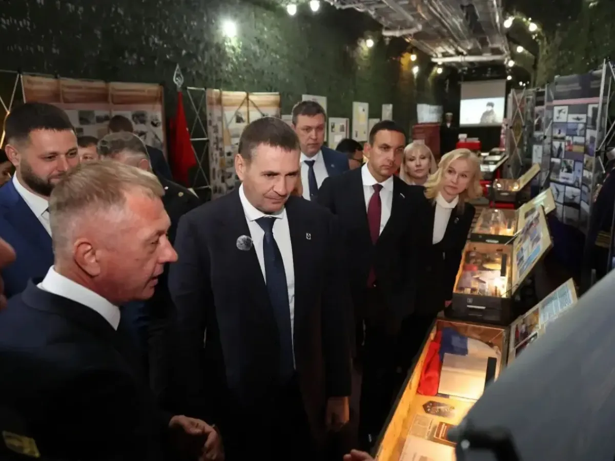 Губернатор Хабаровского края поднялся на борт БДК «Ослябя» в Охотске