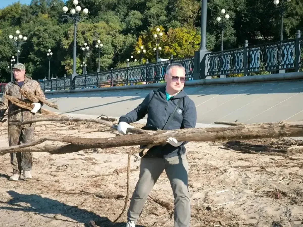 На набережной имени Г. И. Невельского провели большой субботник
