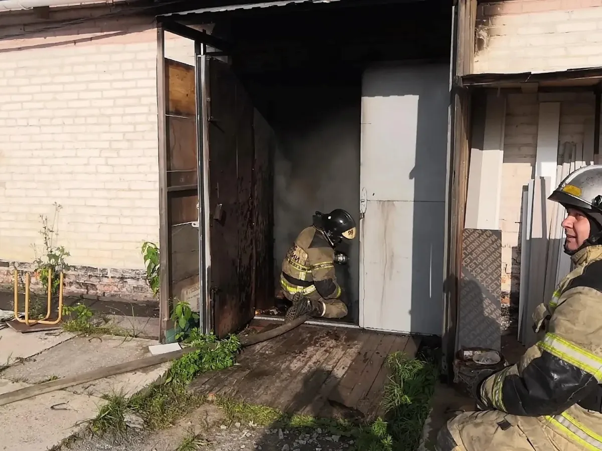 Пожарные тушат возгорание в цехе по металлообработке в селе Ильинка