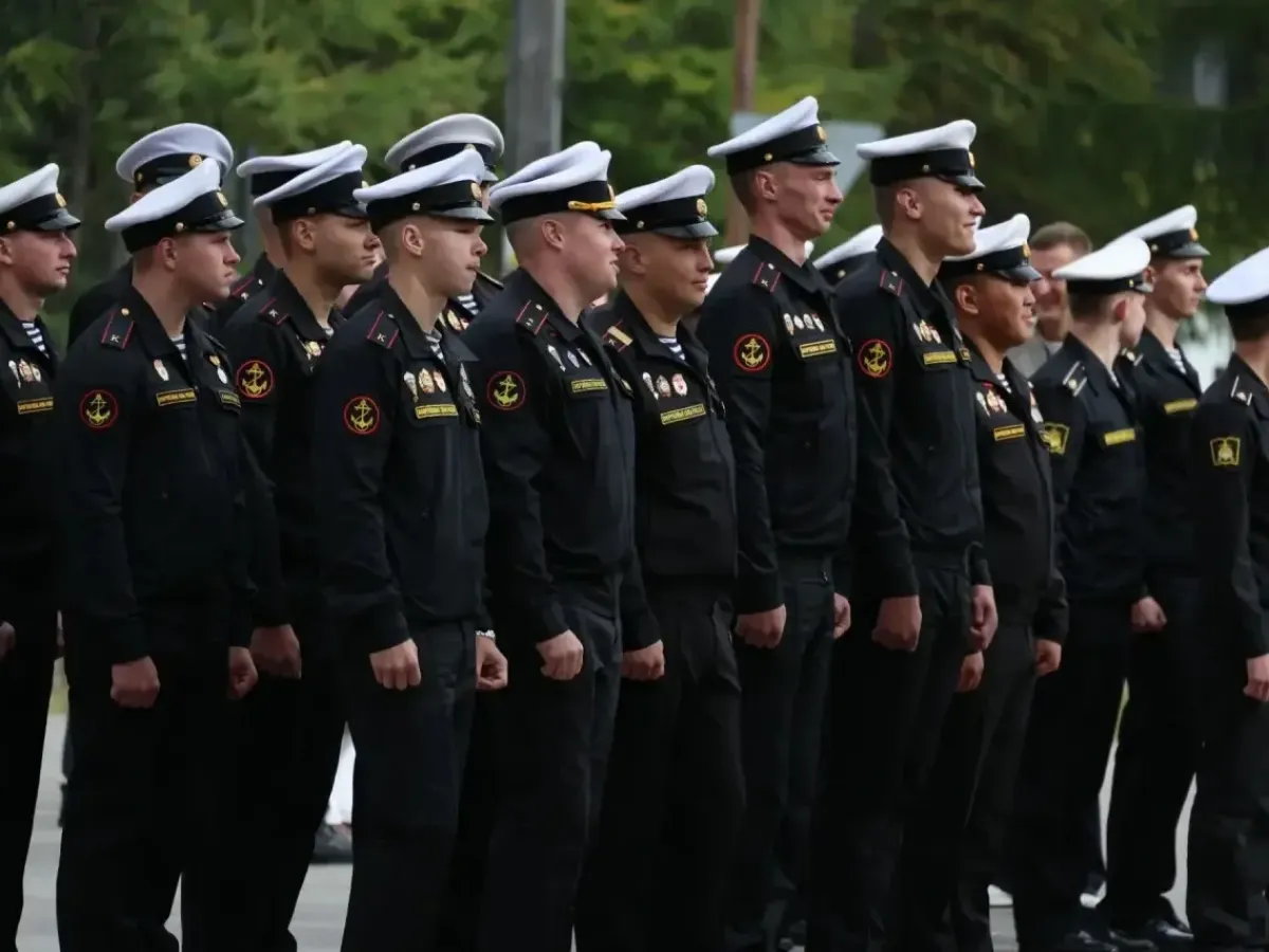 Губернатор Хабаровского края поднялся на борт БДК «Ослябя» в Охотске