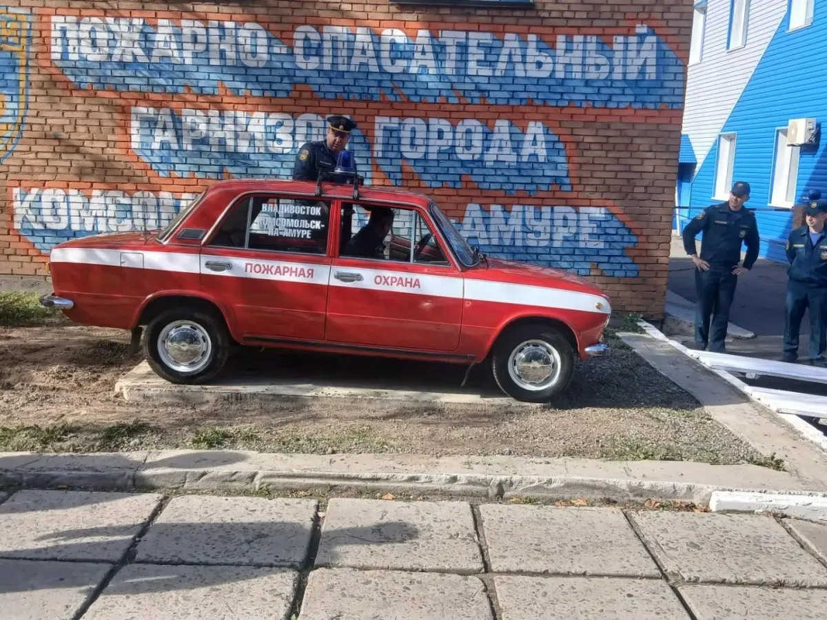 У пожарной части в Комсомольске-на-Амуре появился новый экспонат ретро-техники
