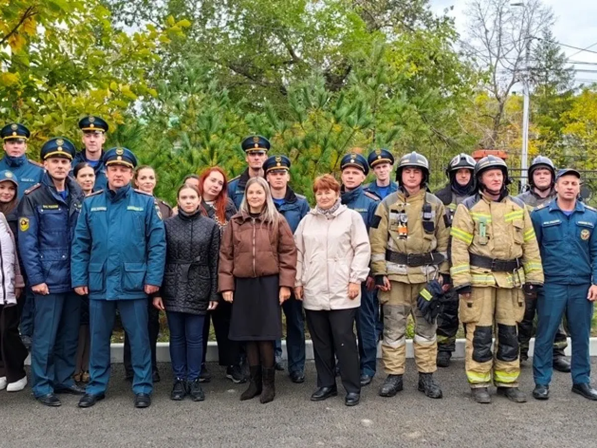 В Хабаровске рядом с пожарной частью высадили хвойную аллею