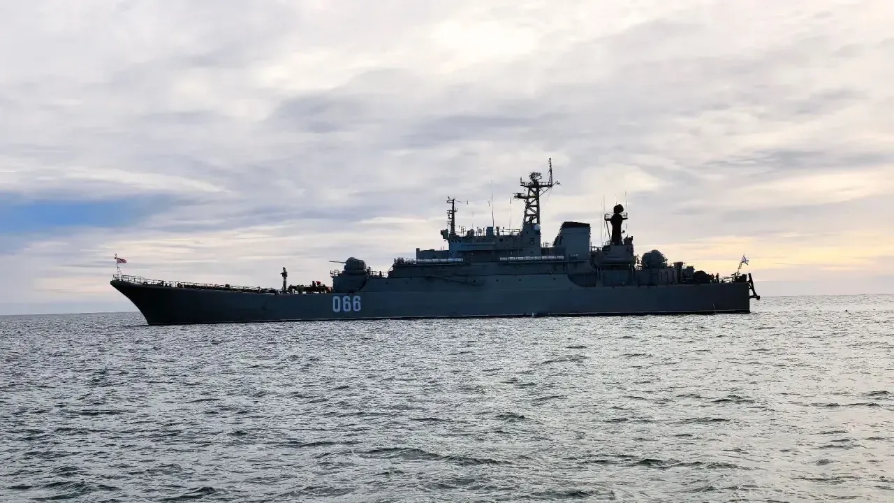 Губернатор Хабаровского края поднялся на борт БДК «Ослябя» в Охотске — Хабаровск Сейчас