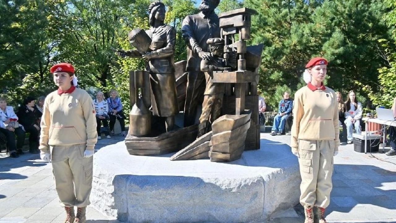 В Хабаровске открыли памятник труженикам тыла рядом с площадью «Город воинской славы» — Хабаровск Сейчас