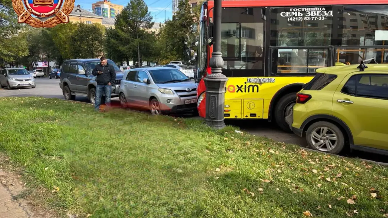 В Хабаровске автобус 21-го маршрута без водителя врезался в три автомобиля — Хабаровск Сейчас