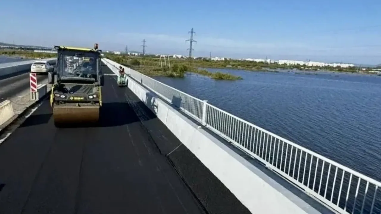 Мост через озеро Мылка в Комсомольске-на-Амуре готовят к финальному покрытию — Хабаровск Сейчас