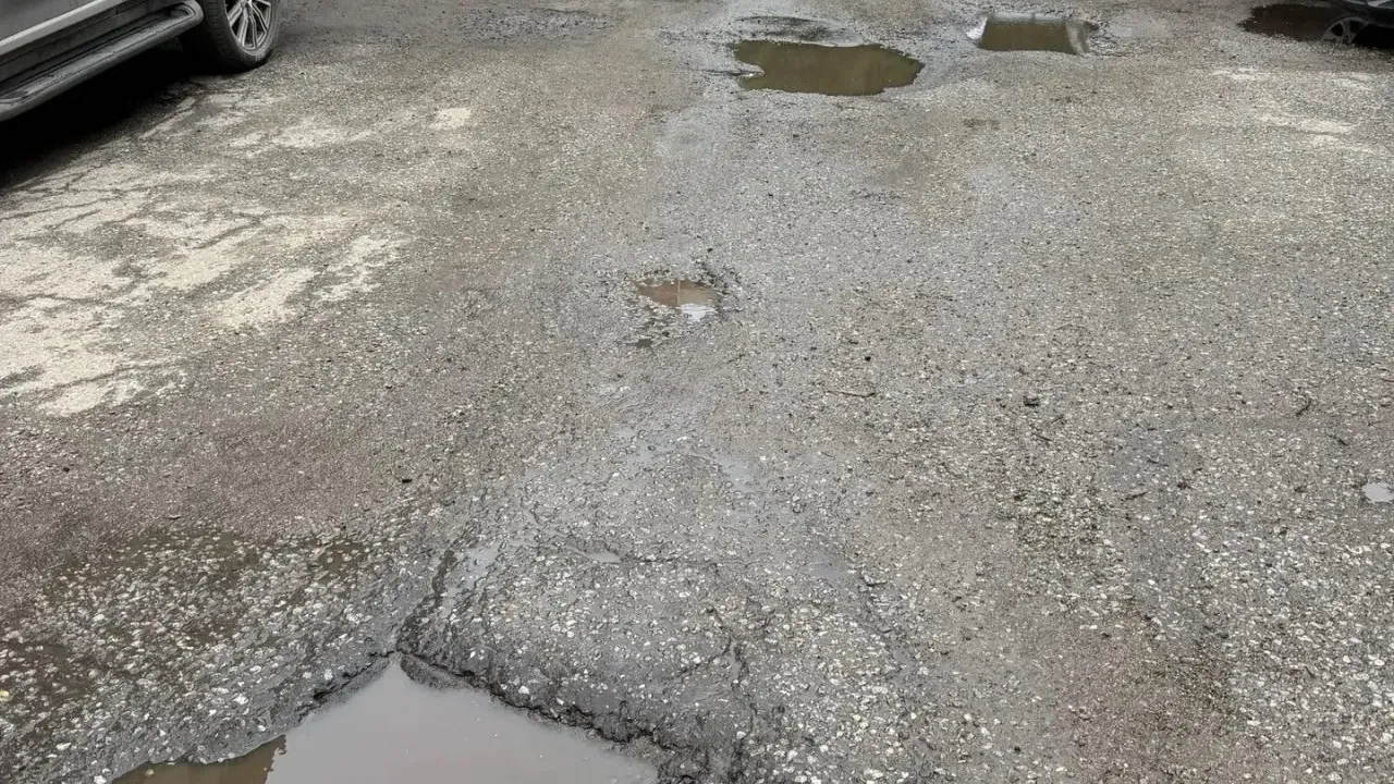 Дорогу возле медколледжа имени Макарова в Хабаровске отсыпали асфальтовой крошкой — Хабаровск Сейчас