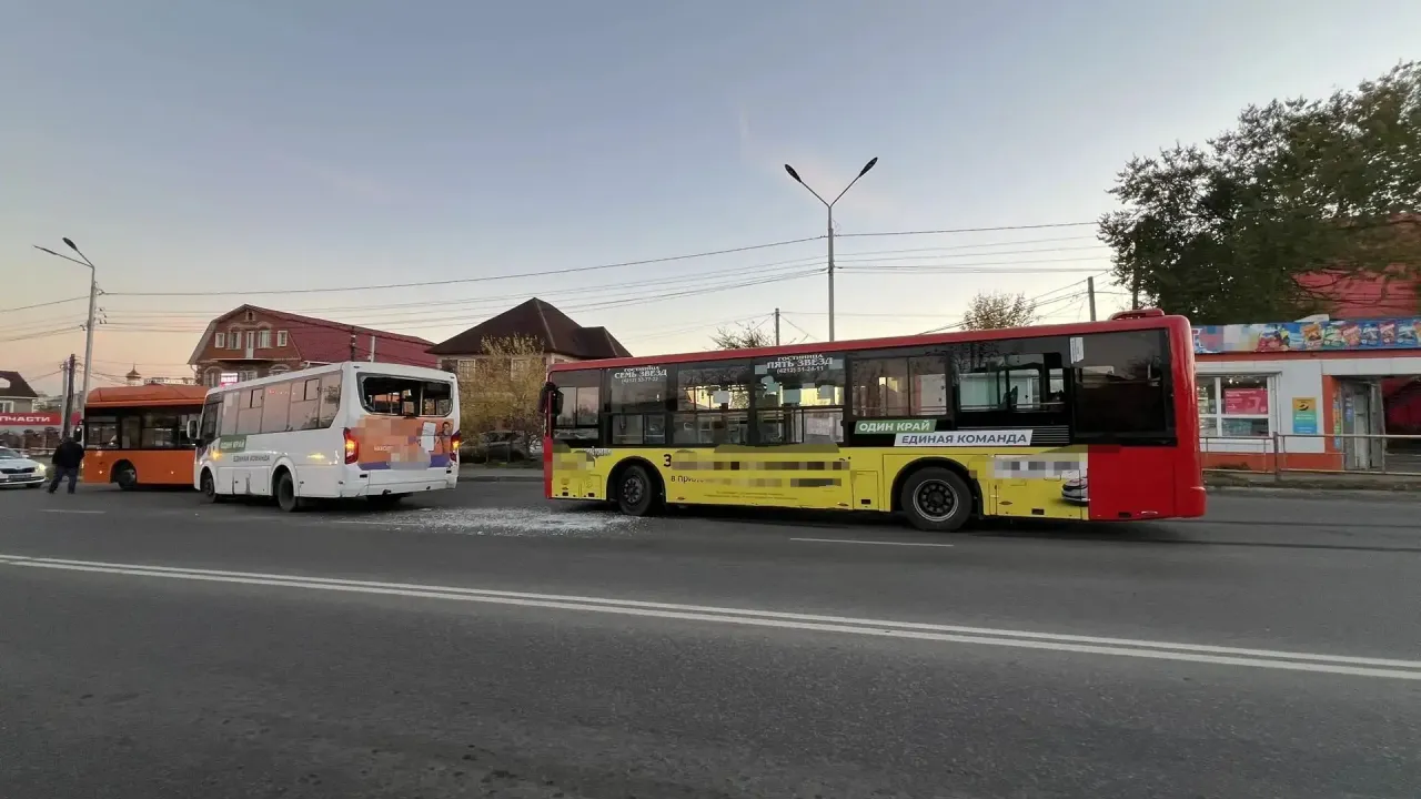 В Хабаровске три автобуса столкнулись на улице Шелеста, никто не пострадал — Хабаровск Сейчас