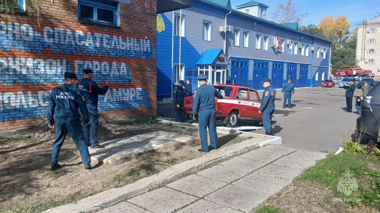 У пожарной части в Комсомольске-на-Амуре появился новый экспонат ретро-техники — Хабаровск Сейчас