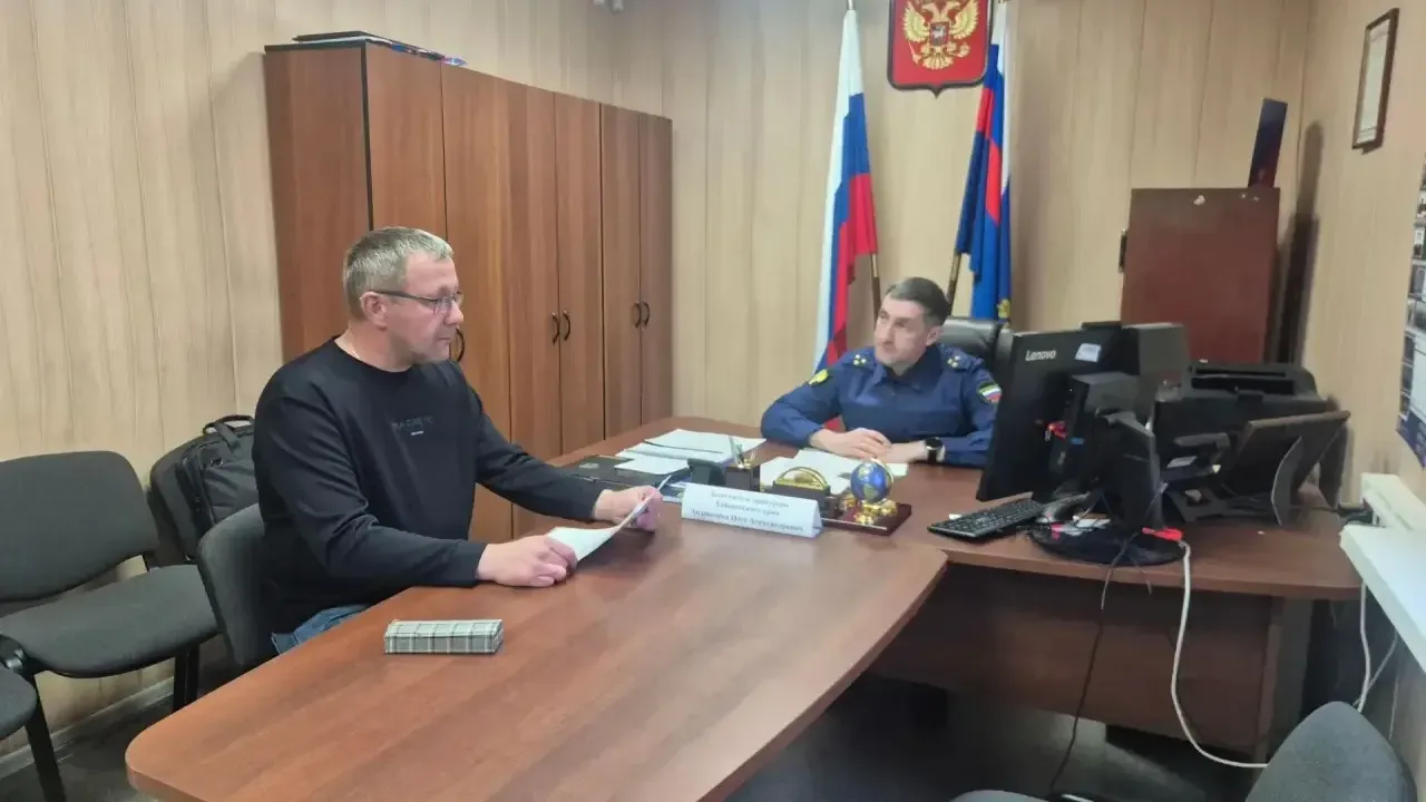 В Охотске прошел личный прием граждан мобильной приемной прокуратуры — Хабаровск Сейчас