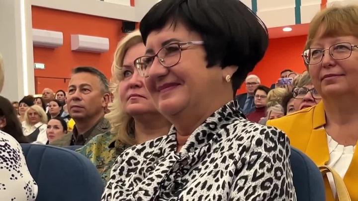 Александр Соколов вручил кировским учителям почетные знаки и поздравил с Днем учителя — Киров Сейчас