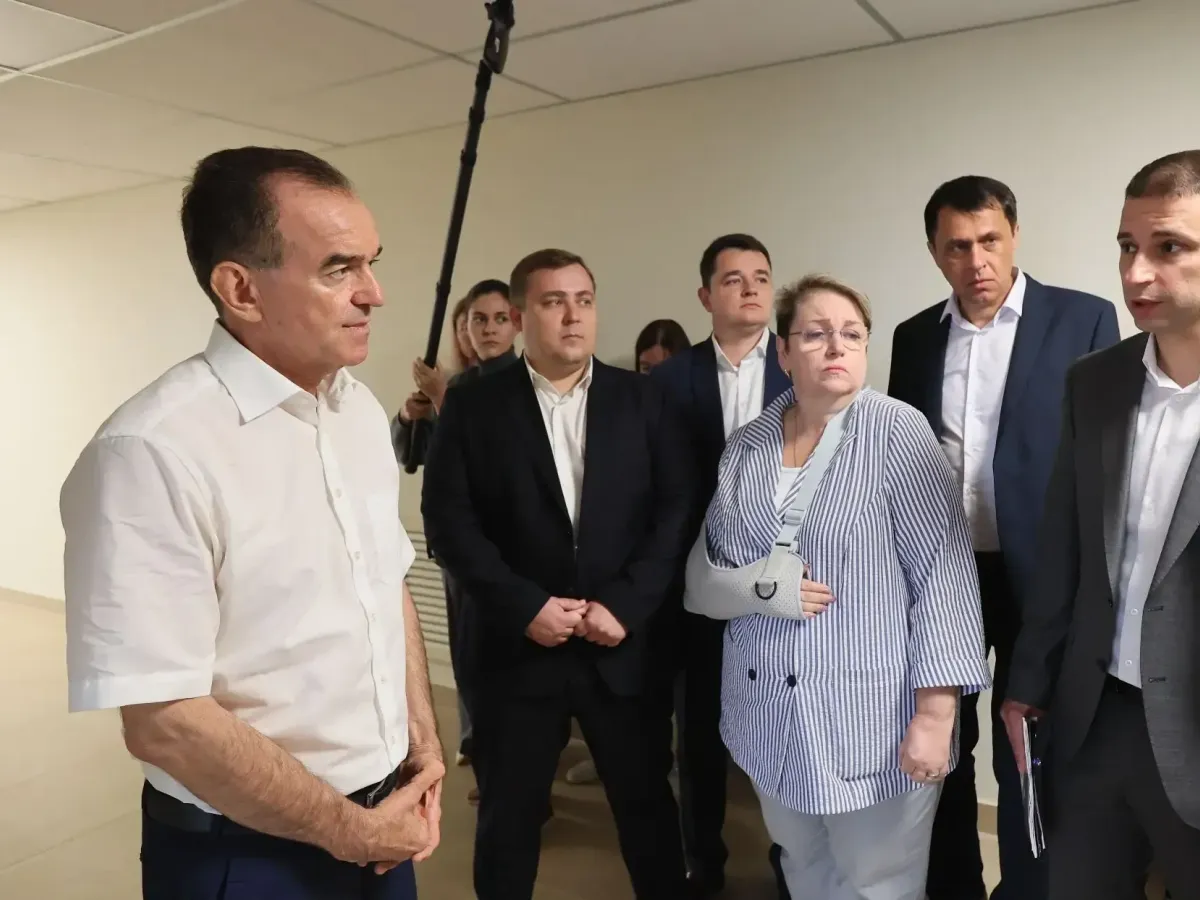 Кондратьев поручил завершить строительство детской поликлиники в поселке Российском