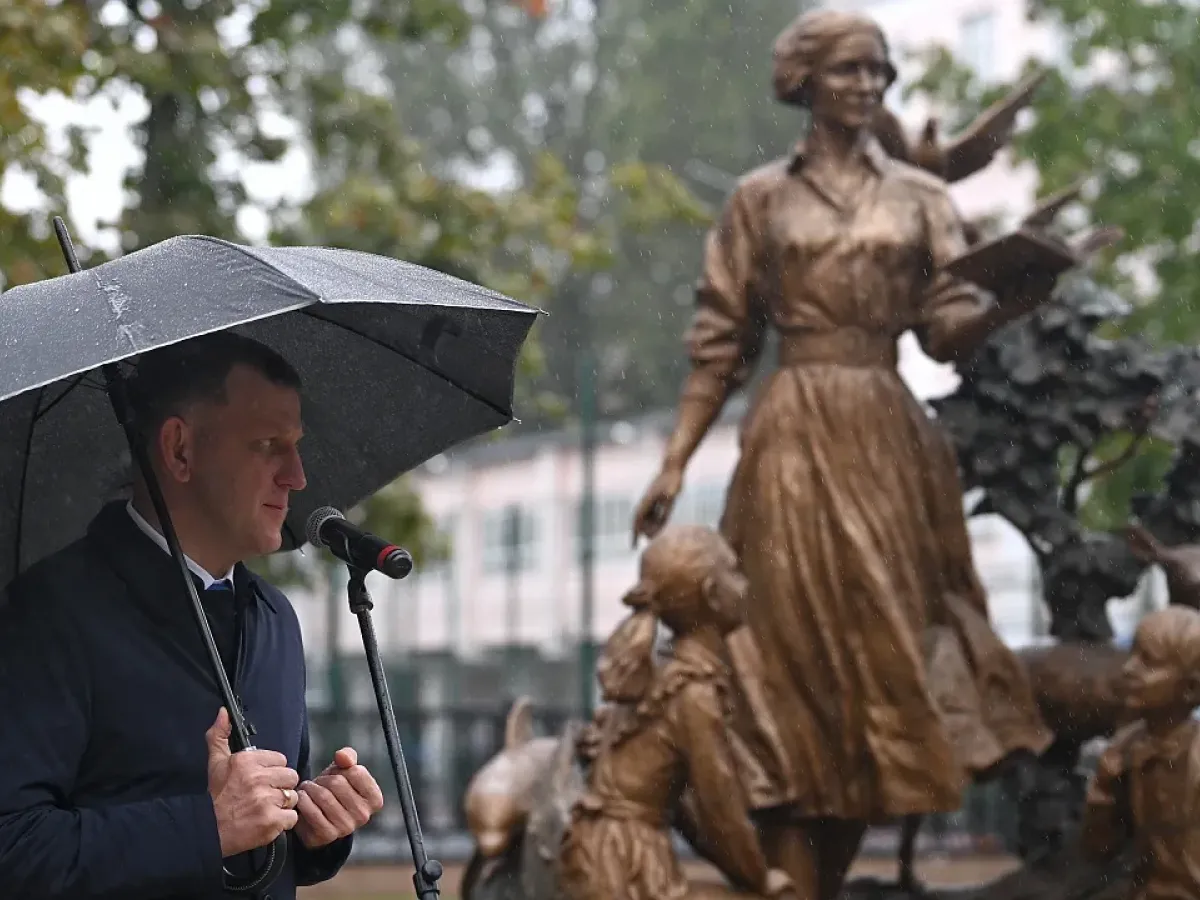 В Краснодаре у лицея №48 открыли памятник Первой учительнице