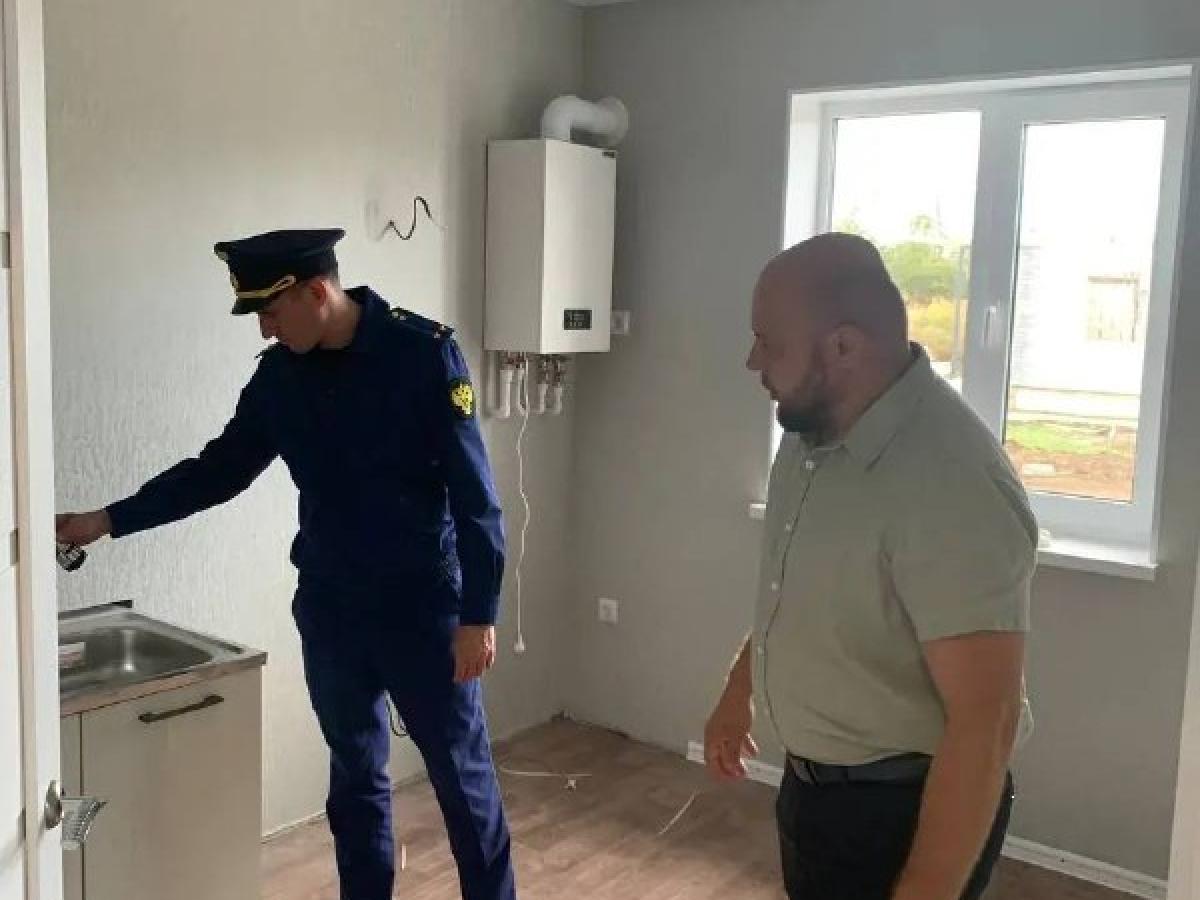 В Калининском районе проверили ход строительства квартир для детей-сирот