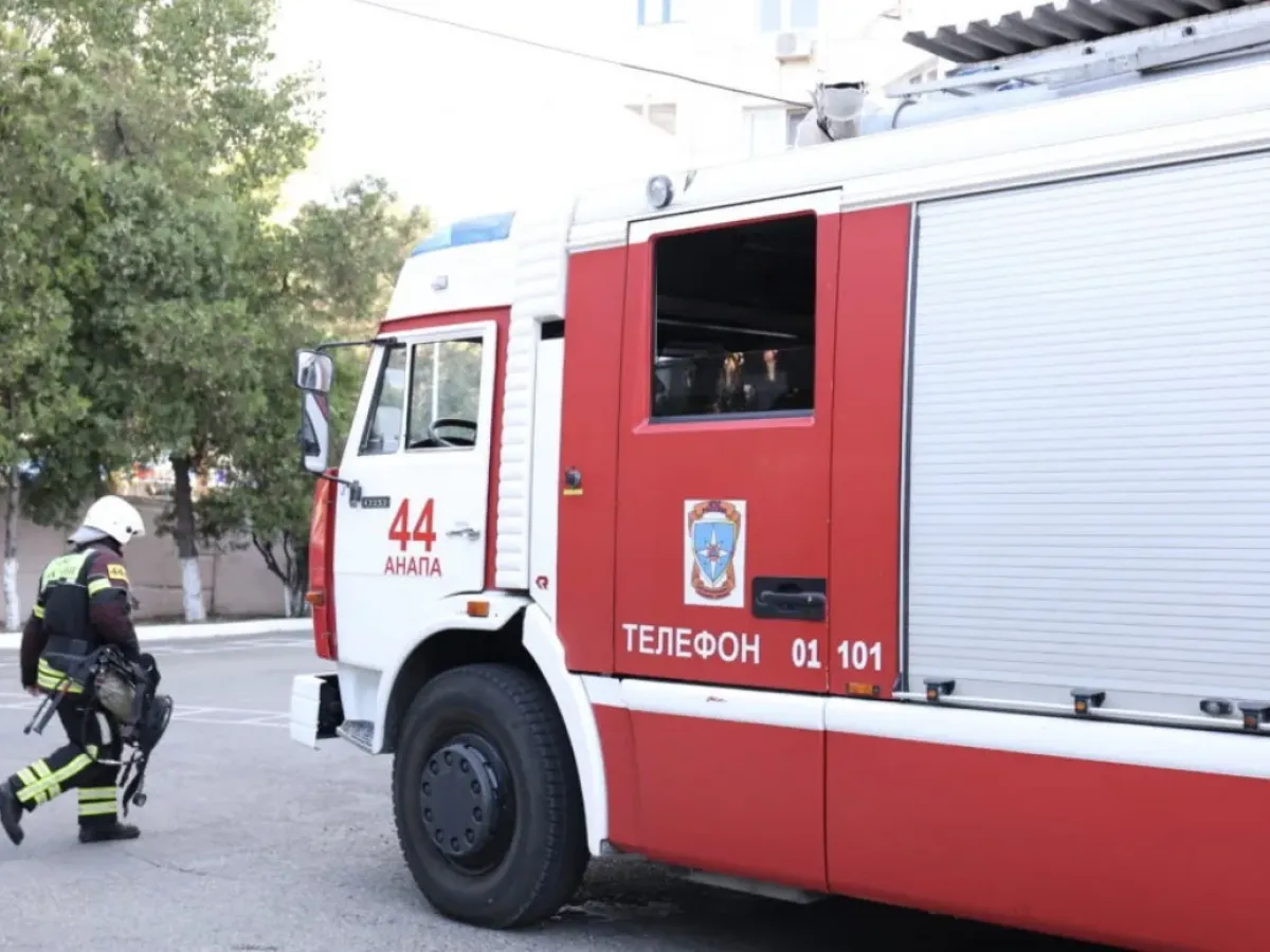 Пожарные ликвидировали масштабный пожар в плавнях хутора Чембурка
