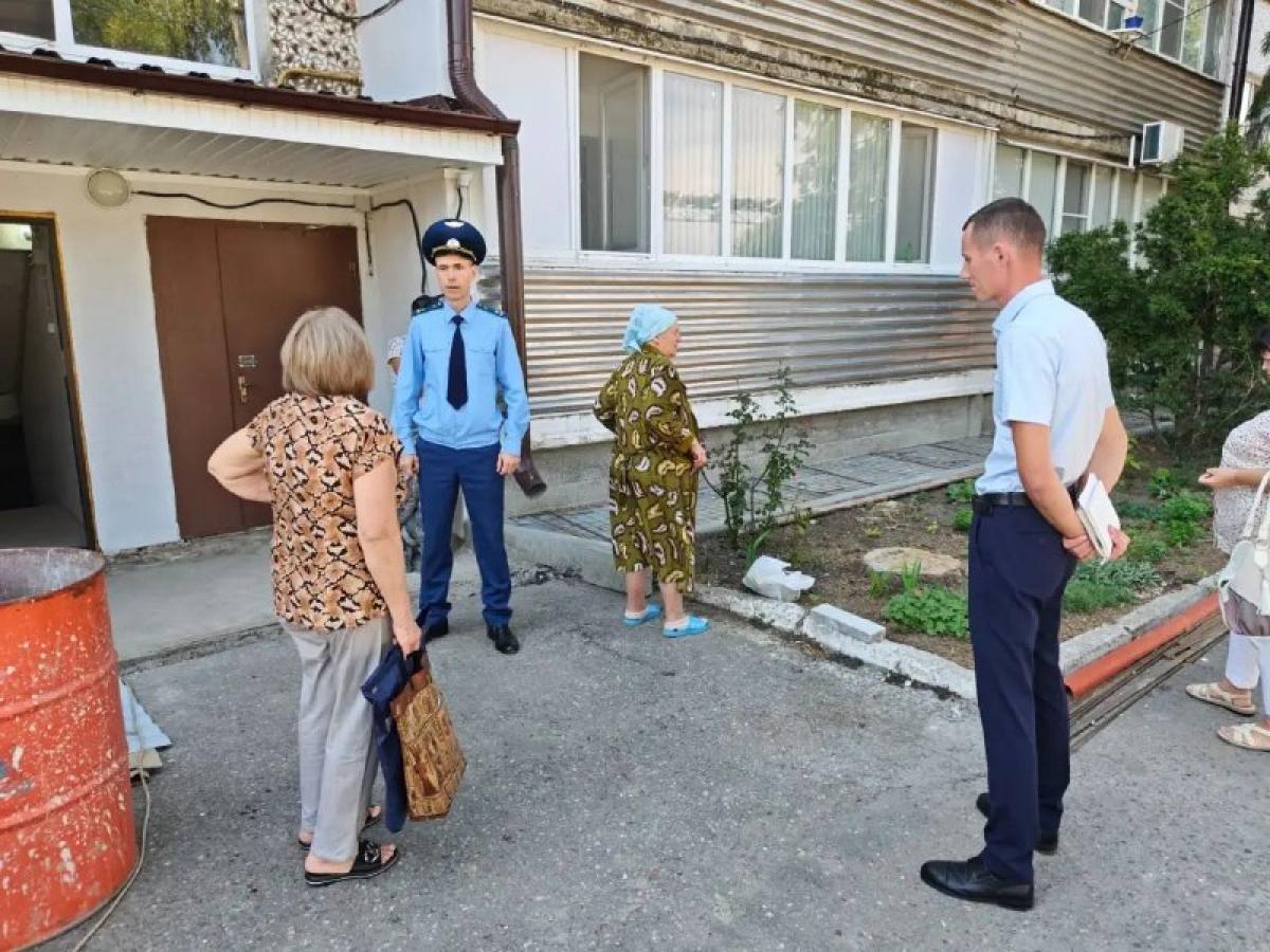 В Брюховецком районе прокуратура проверила ход капитального ремонта жилых домов