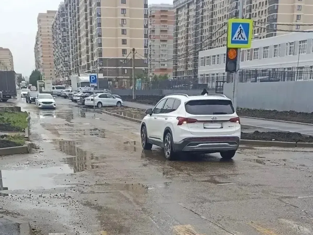 На улице Григория Пономаренко устранили разлив канализационных стоков