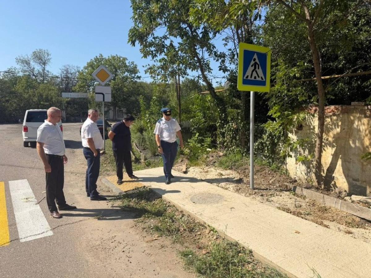 Прокуратура Северского района проверила благоустройство общественной территории в Ильском поселении