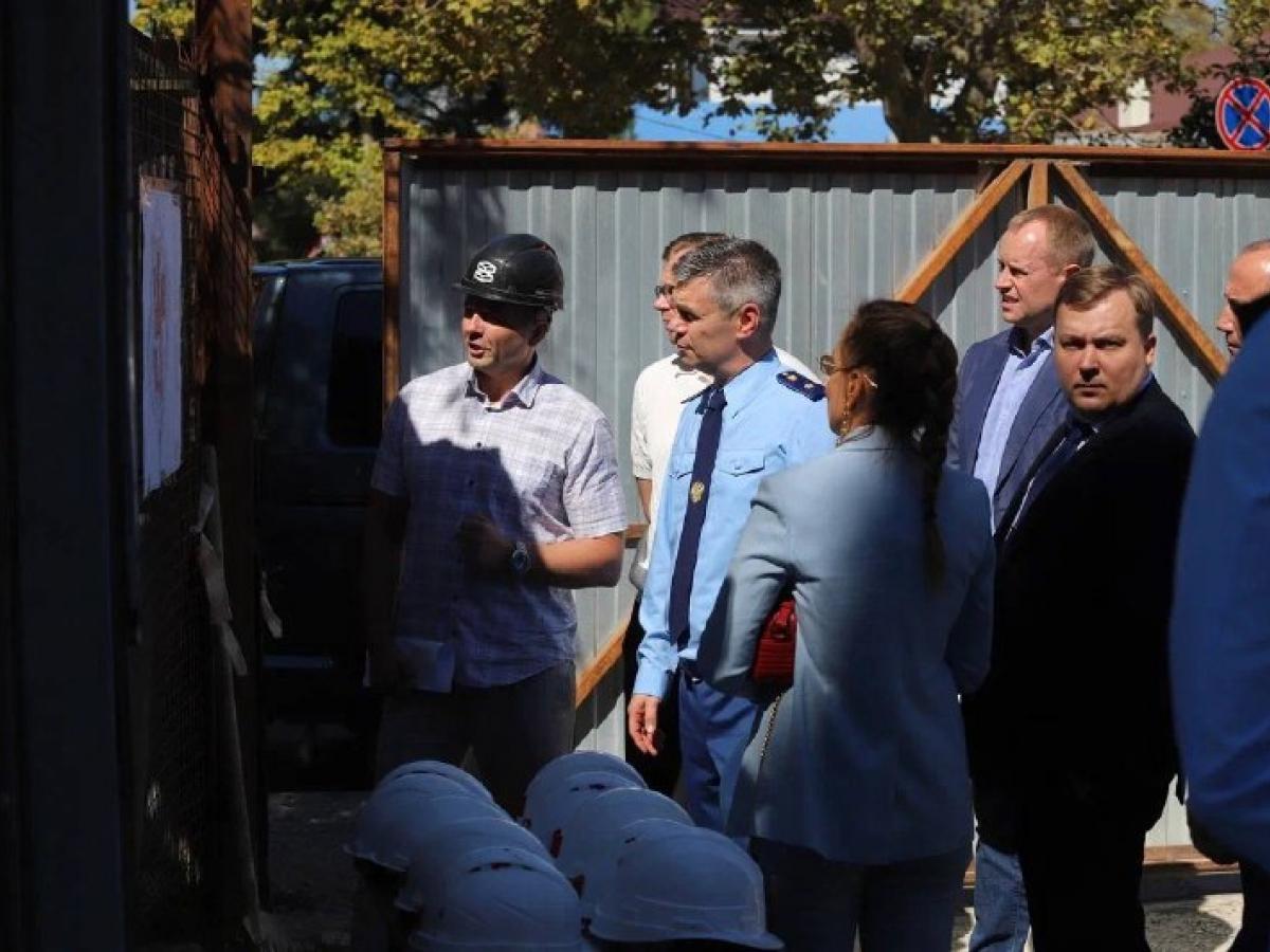Прокурор края выехал на стройплощадку школы на 1550 мест в Геленджике