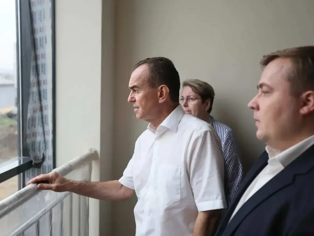 Кондратьев поручил завершить строительство детской поликлиники в поселке Российском
