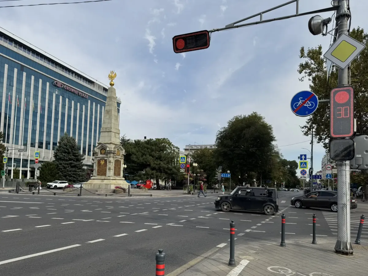 В Краснодаре продолжают наносить разметку и модернизировать светофоры