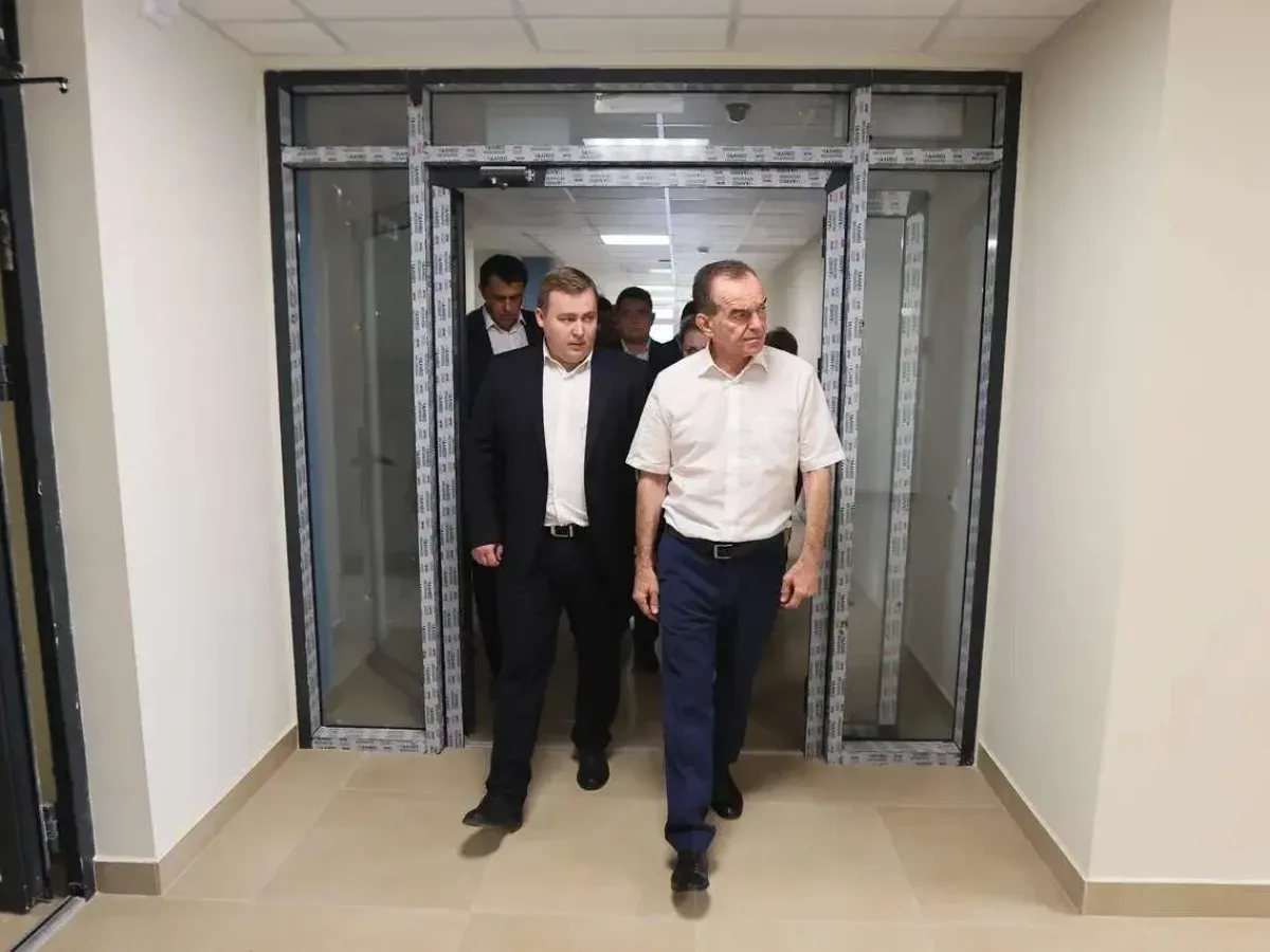 Кондратьев поручил завершить строительство детской поликлиники в поселке Российском