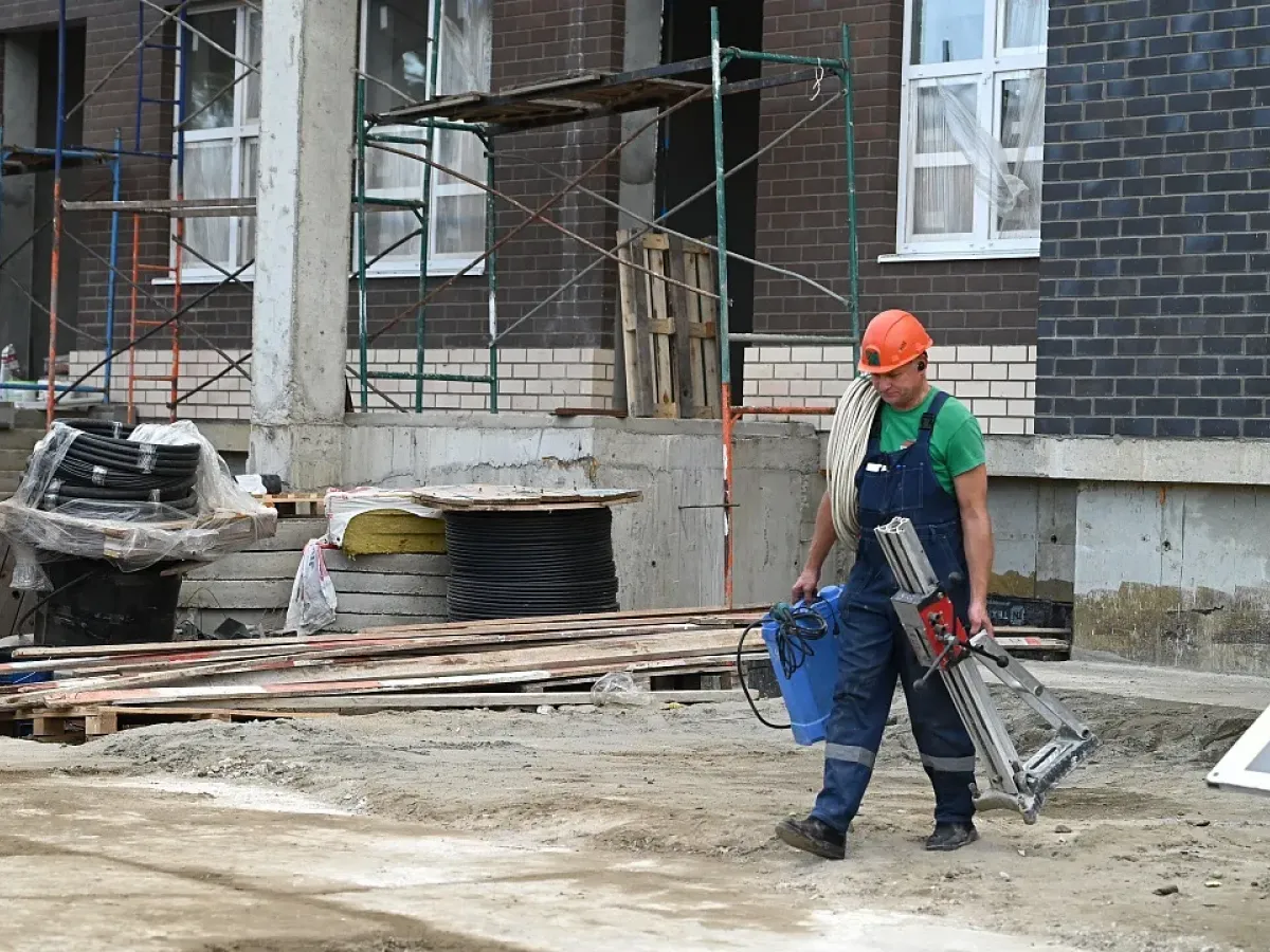 В Краснодаре проверили ход строительства школы на Лётчика Позднякова и блока школы №93