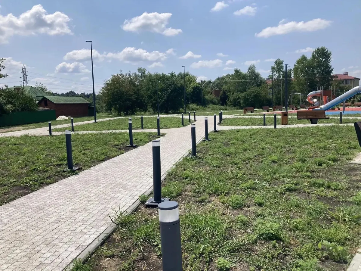 В Апшеронске завершают благоустройство сквера имени Комарова