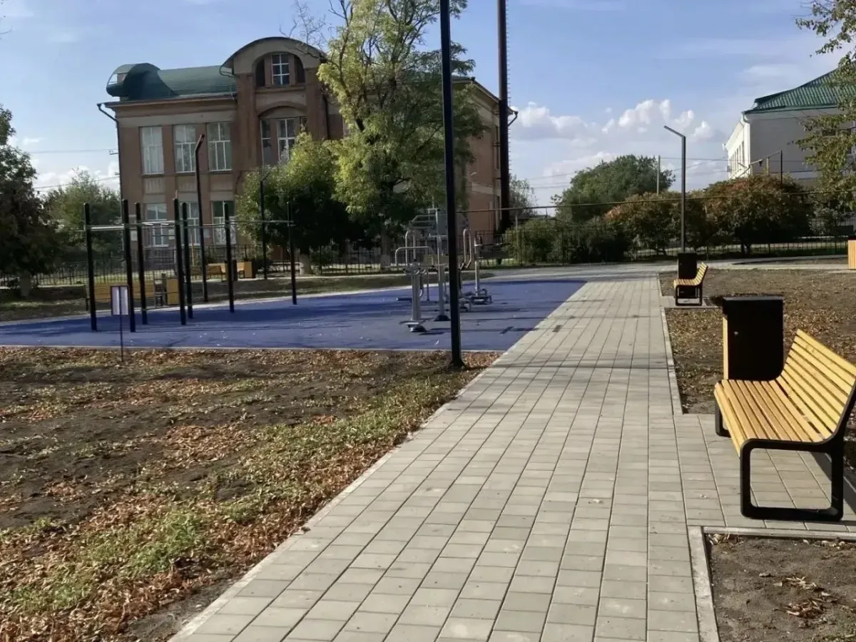 В Новолеушковской завершают благоустройство парка и площади у Дворца культуры