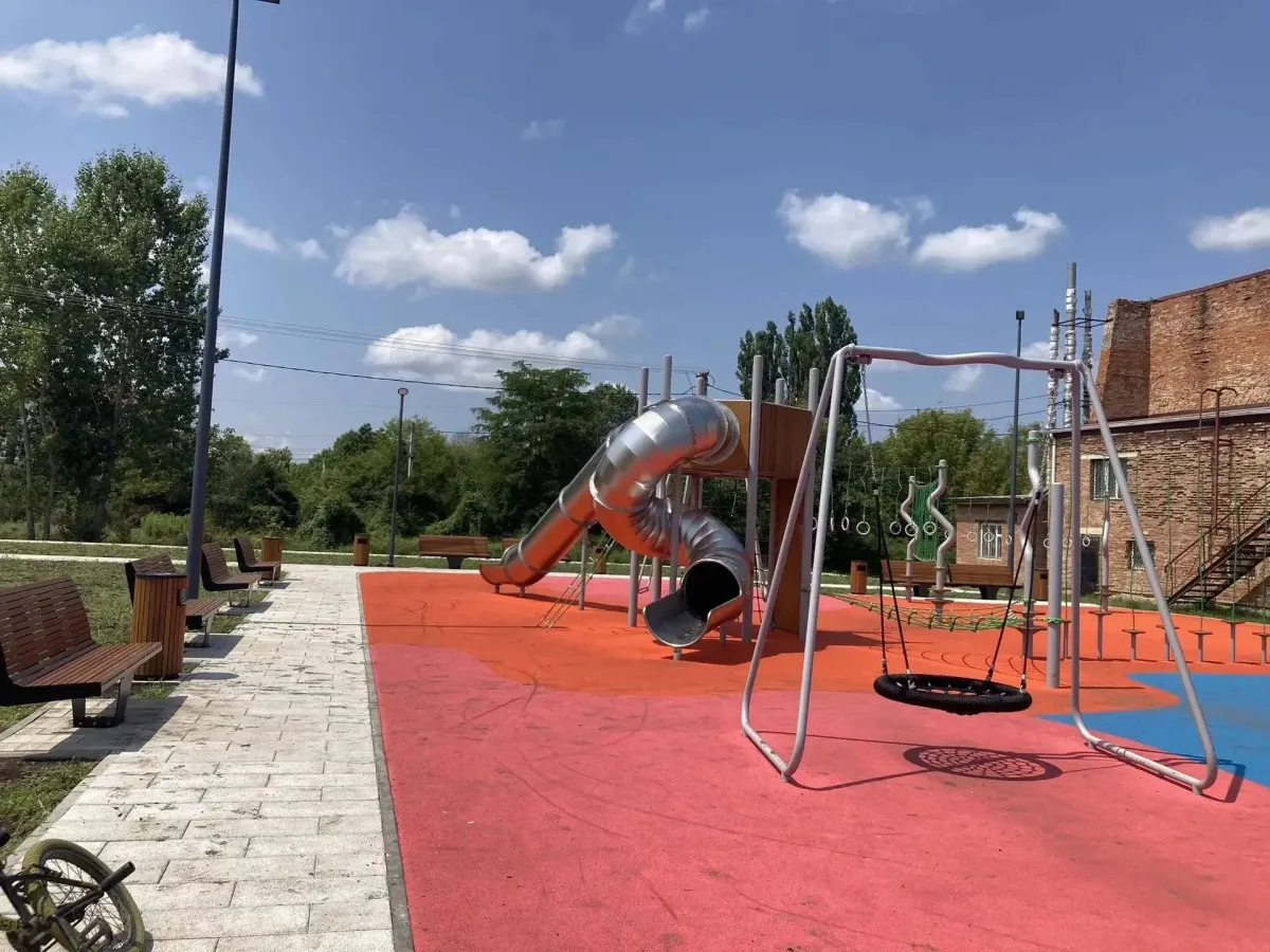 В Апшеронске завершают благоустройство сквера имени Комарова