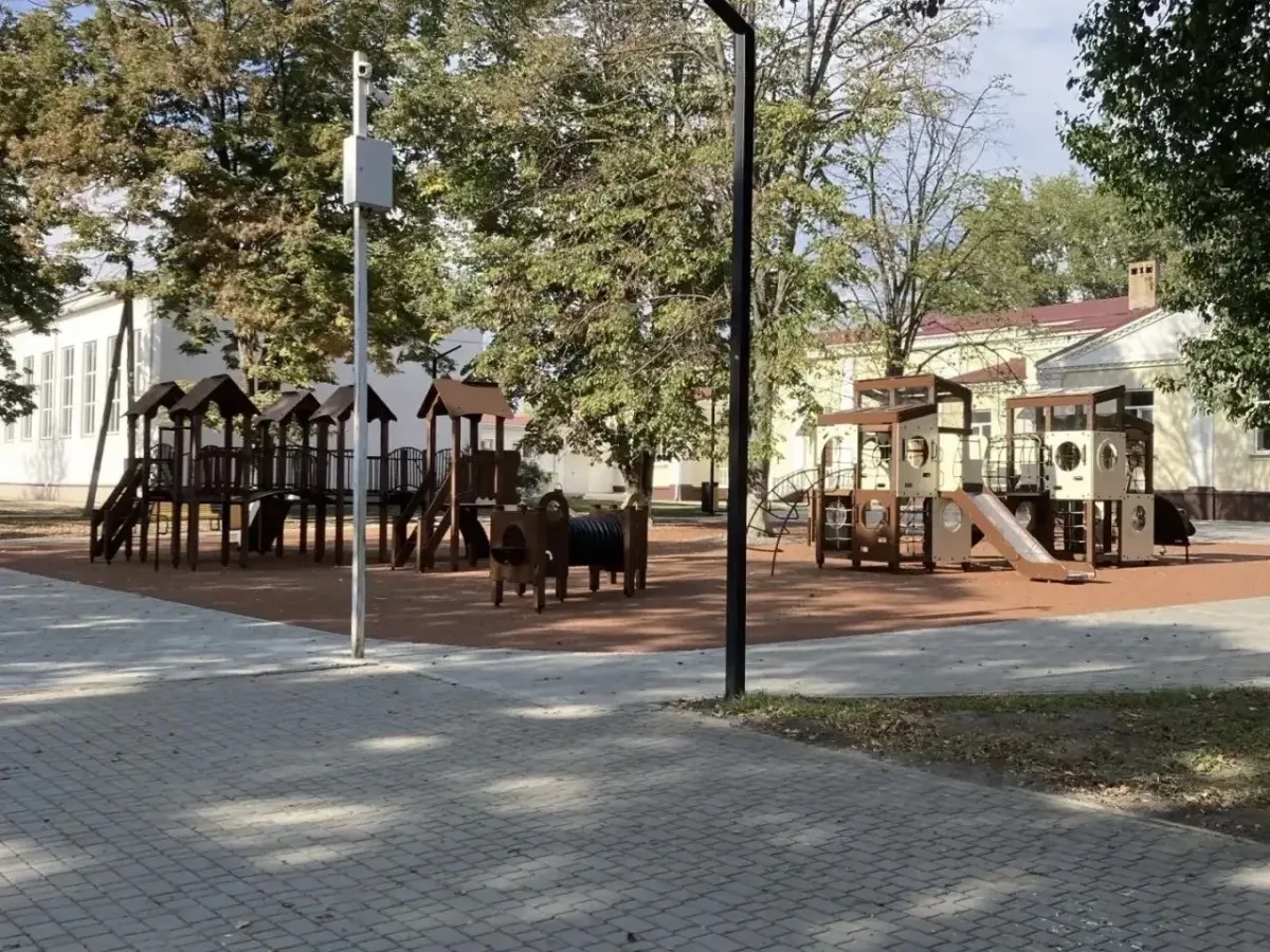 В Новолеушковской завершают благоустройство парка и площади у Дворца культуры