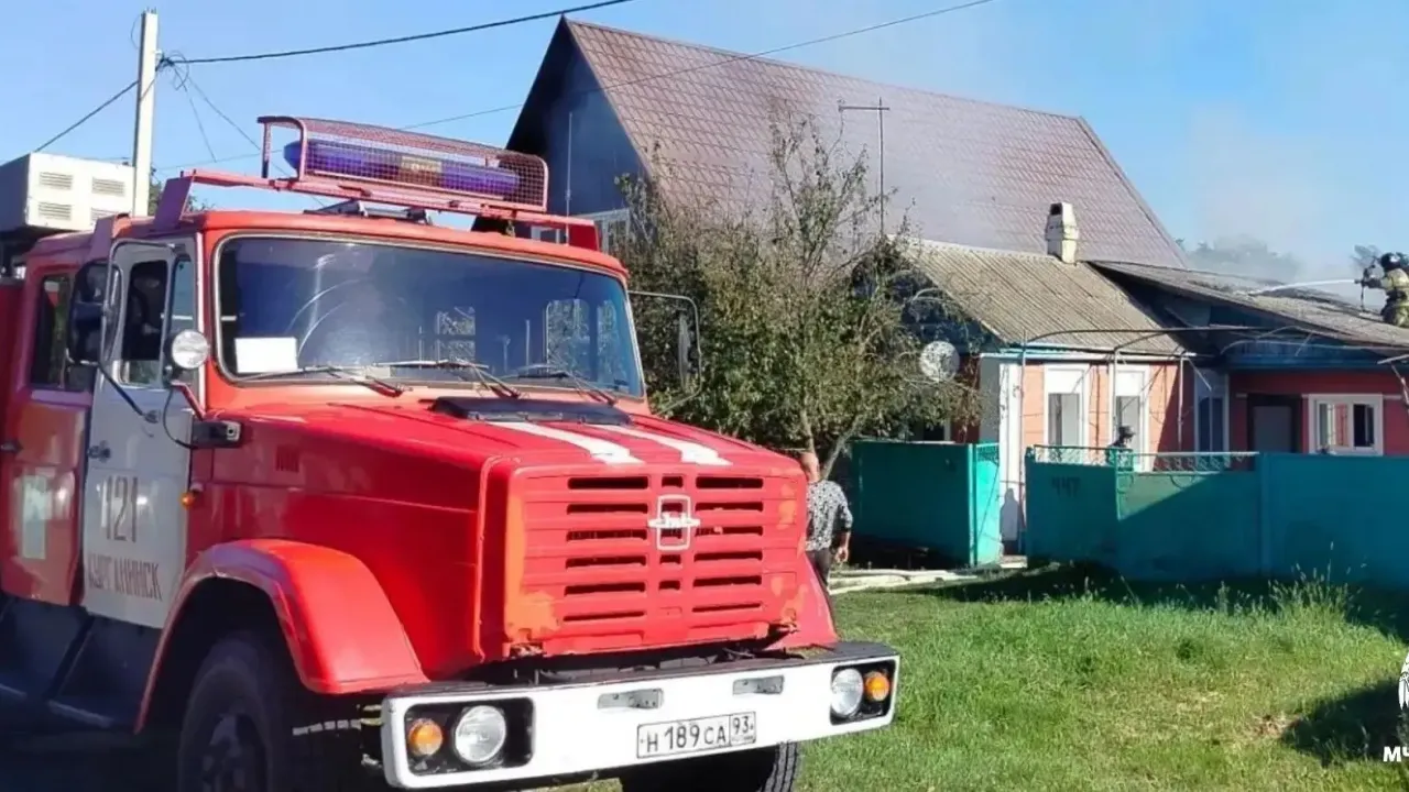 В Курганинске пожарные потушили возгорание в частном доме, никто не пострадал — Краснодар Сейчас