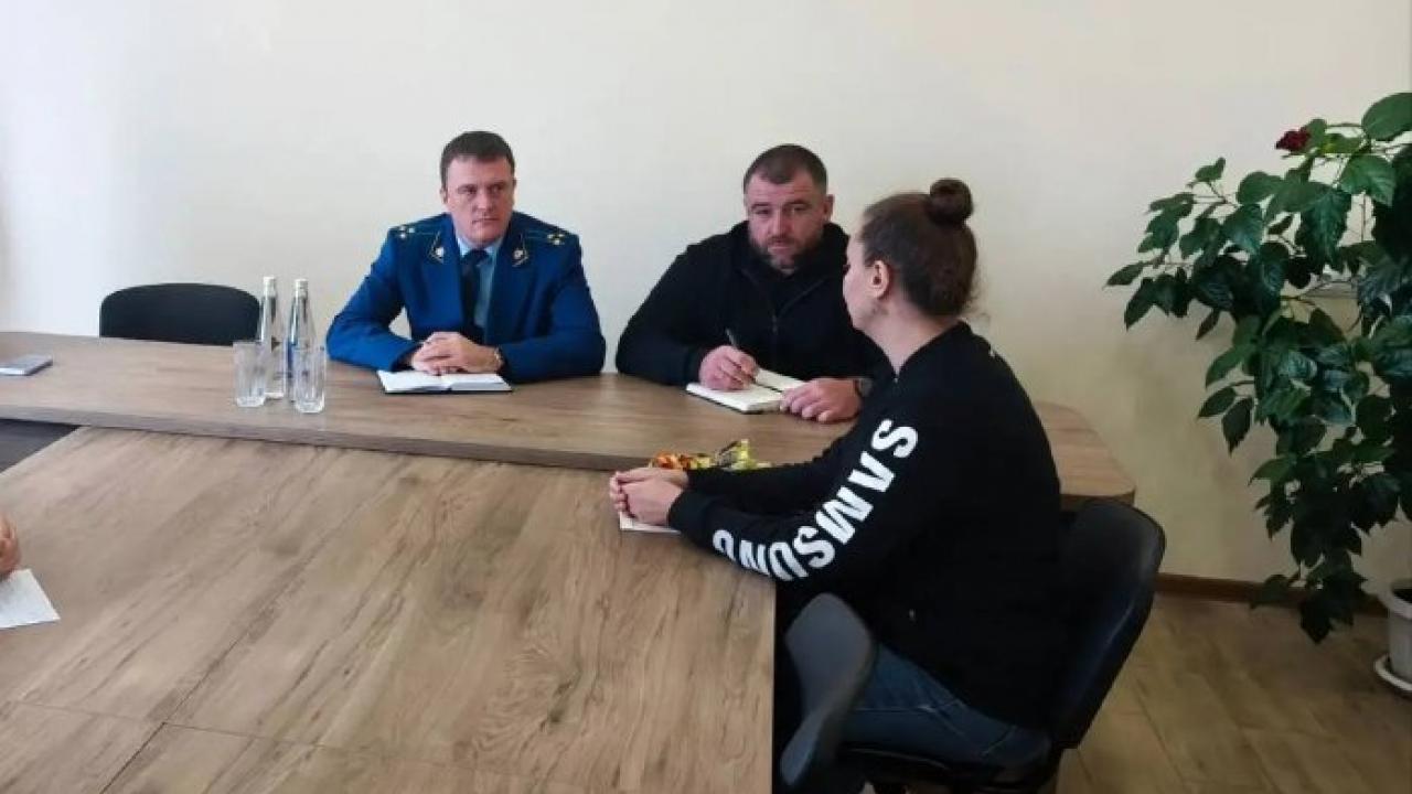 Прокурор Усть-Лабинского района провёл выездной приём в станице Ладожской — Краснодар Сейчас