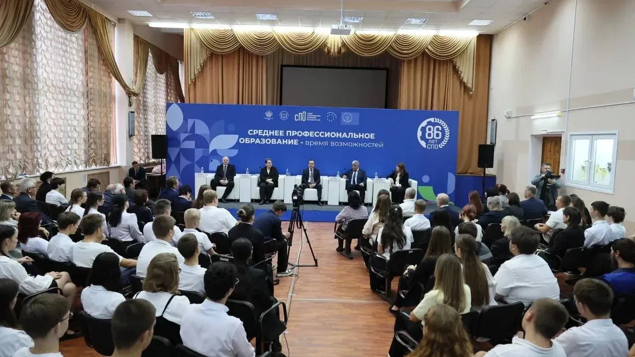 Вениамин Кондратьев встретился со студентами Армавирского индустриально-строительного техникума — Краснодар Сейчас