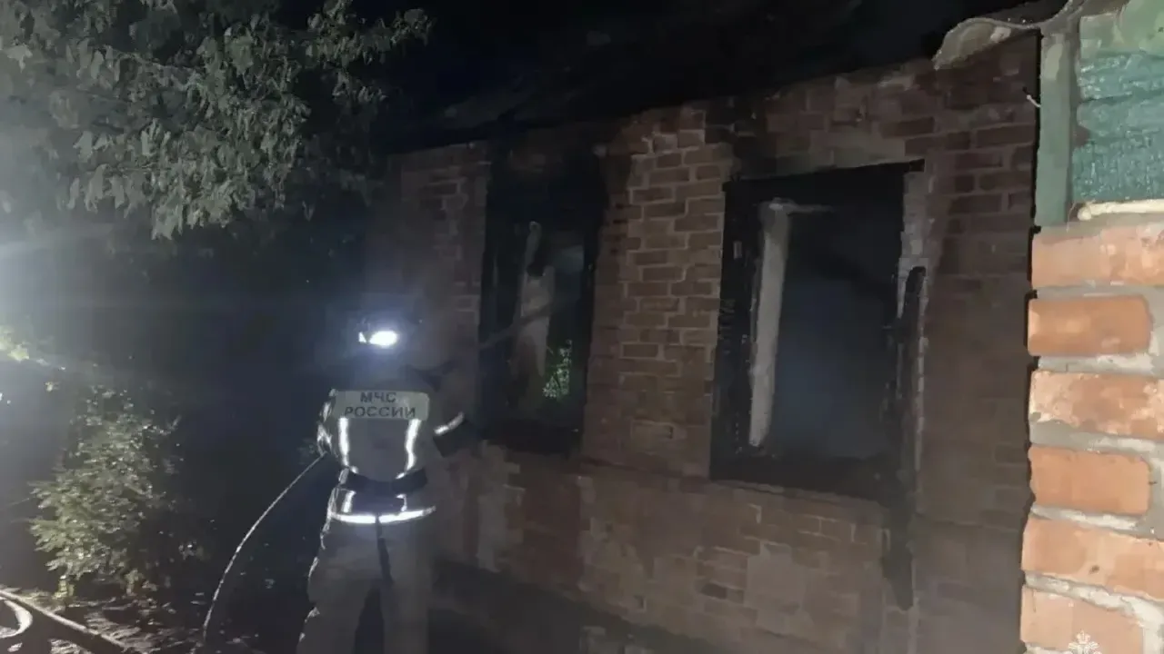 Два человека погибли при пожаре в частном доме в Крыловском районе — Краснодар Сейчас