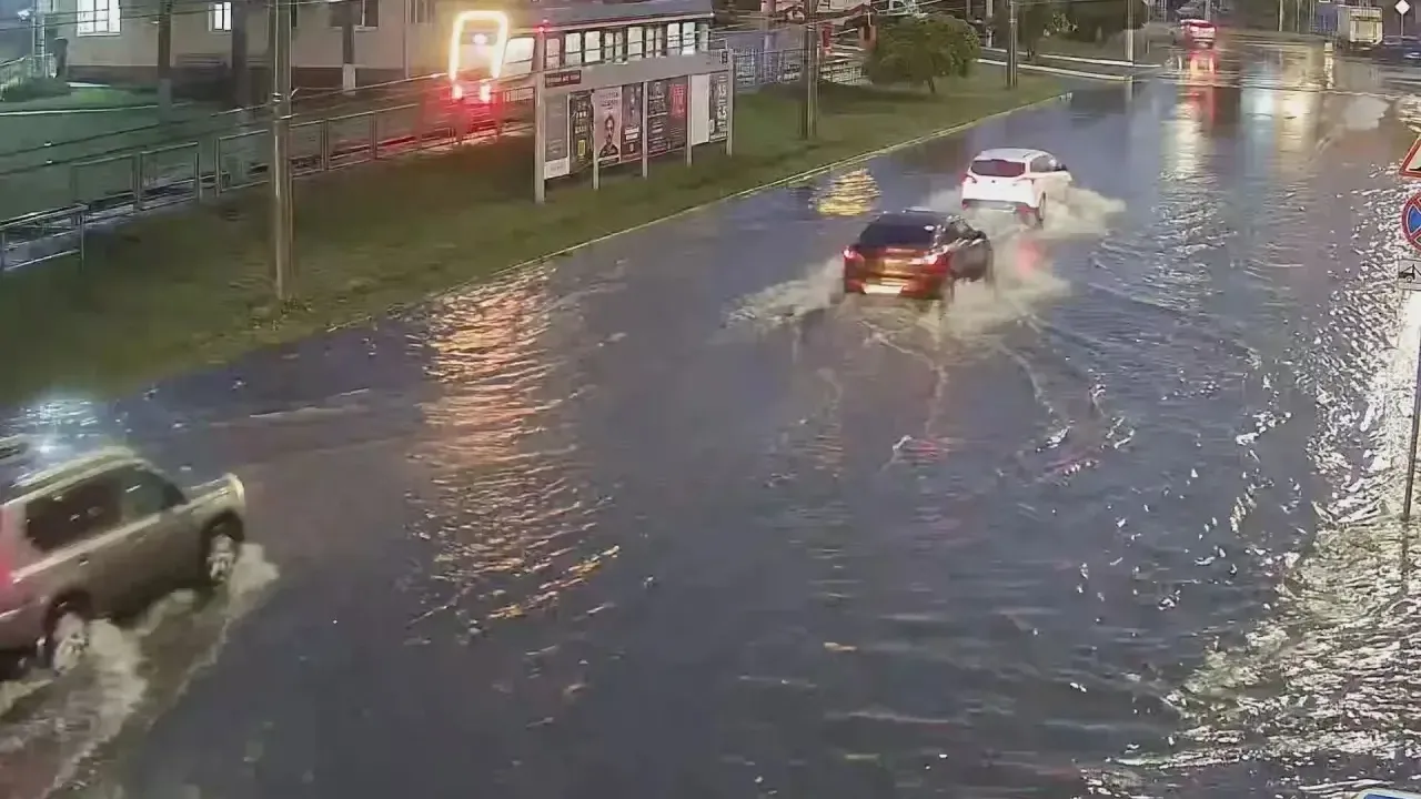 В Краснодаре дежурят спецтехника и бригады для откачки воды после дождя — Краснодар Сейчас